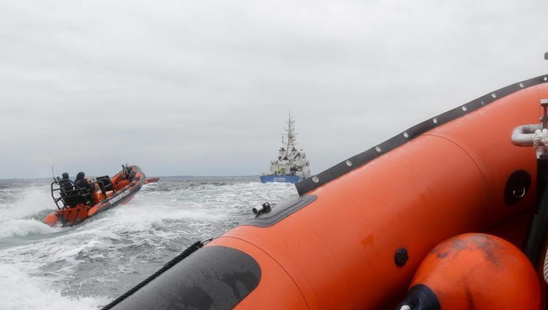 Beamte der Bundespolizei See simulieren mit einem Festrumpfschlauchboot einen Piratenangriff (Archivbild). Beamte der Bundespolizei See simulieren mit einem Festrumpfschlauchboot einen Piratenangriff (Archivbild).