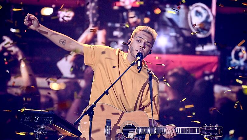 Malik Harris steht bei der Show "Germany 12 Points - der deutsche ESC-Vorentscheid" nach seinem Sieg auf der Bühne.