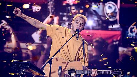 Malik Harris steht bei der Show "Germany 12 Points - der deutsche ESC-Vorentscheid" nach seinem Sieg auf der Bühne.