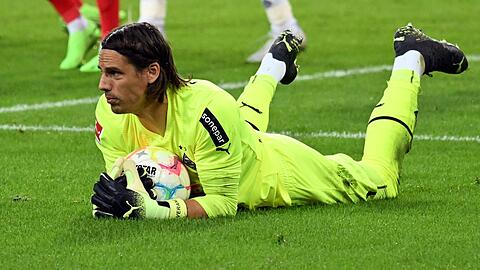 Gladbachs Torwart Yann Sommer hält einen Ball.