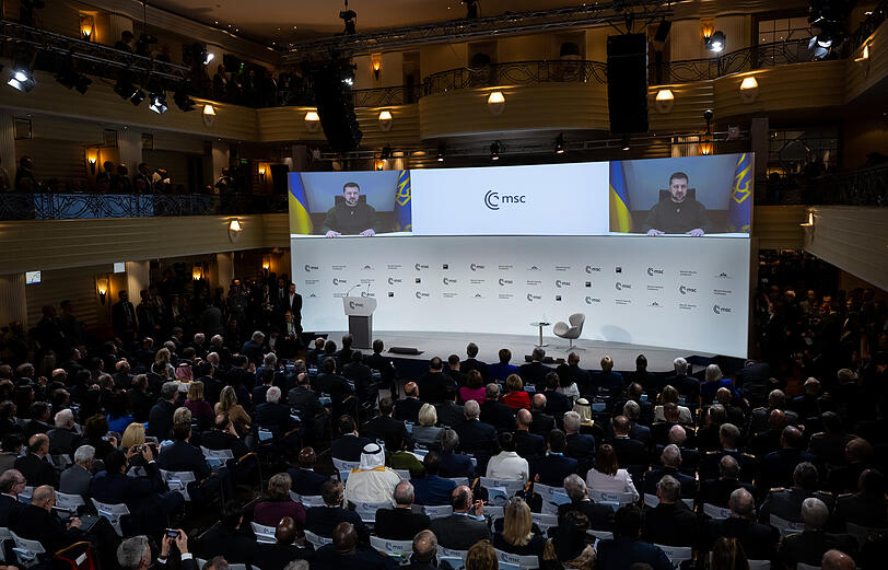 Auf der Sicherheitskonferenz überraschte China mit einem Friedensplan für die Ukraine, der sich jedoch als Bluff herausstellt. Der SPD-Bundestagsabgeordnete Ralf Stegner lobt den Plan dennoch.