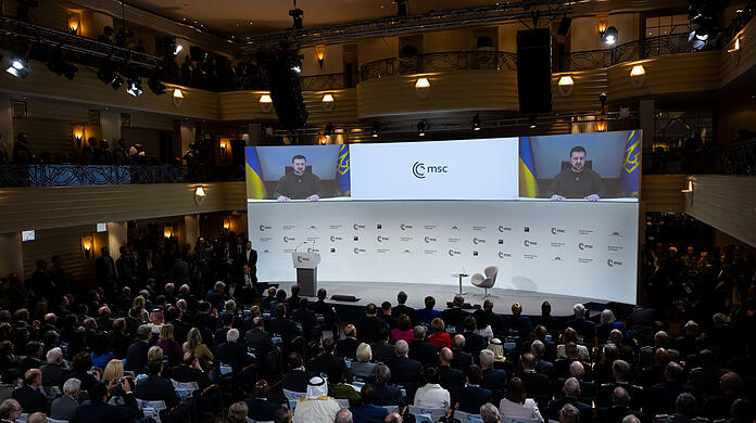 Auf der Sicherheitskonferenz überraschte China mit einem Friedensplan für die Ukraine, der sich jedoch als Bluff herausstellt. Der SPD-Bundestagsabgeordnete Ralf Stegner lobt den Plan dennoch.