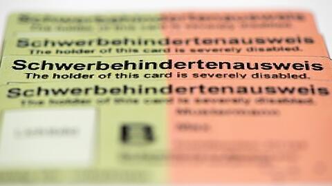 Der Europäischer Behindertenausweis soll besondere Bedingungen und Vorzugsbehandlungen bei öffentlichen und privaten Einrichtungen ermöglichen.