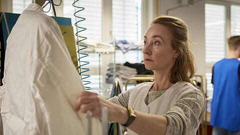 "Die Heiland - Wir sind Anwalt: Knochenjob": Was weiß die langjährige Mitarbeiterin Evelyn Jahnke (Bettina Lohmeyer) über den Vorfall in der Wäscherei?