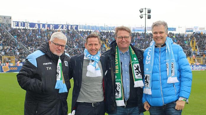 "Die Bayerische"-Vorstände Thomas Heigl (l.), Martin Gräfer (2.v.r.) und Herbert Schneidemann (r.) mit dem Ex-1860-Geschäftsführer Marc-Nicolai Pfeifer im Grünwalder Stadion.