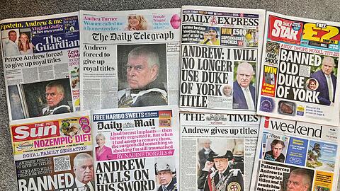 Die britischen Medien titeln allesamt mit der Bekanntgabe von Prinz Andrew.