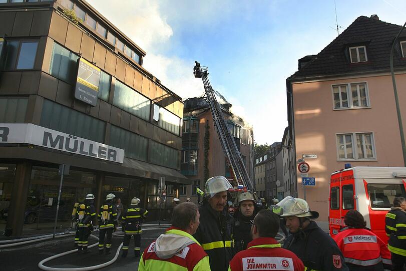 Rauch steigt am Donnerstag aus dem Dachstuhl eines Hauses in der Innenstadt von Würzburg. In den frühen Morgenstunden war der Dachstuhl in Brand geraten. Knapp 100 Feuerwehrleute waren zur Brandbekämpfung im Einsatz.