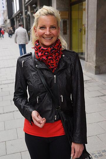 Einzelhandelskauffrau Petra (39): &bdquo;Meine Lieblingsshoppingstraße ist die Fußgängerzone, weil ich da geballt alles finde, was ich suche. Von Schuhe Salamander bis hin zu Görtz und anderen großen Ketten und Einkaufshäusern ist zentriert wirklich alles da. So macht das Shoppen Spaß!&ldquo;