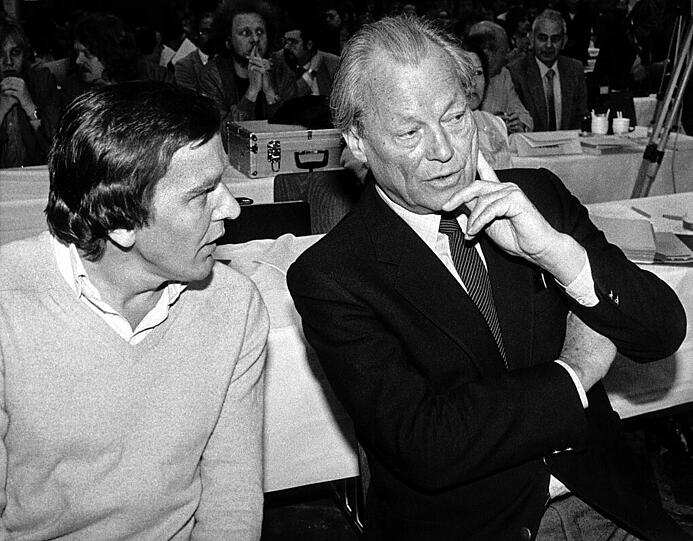 Gerhard Schröder als Juso-Vorsitzender im Gespräch mit dem damaligen SPD-Vorsitzenden Willy Brandt am 1. Juni 1980 auf dem Bundeskongress der Jungsozialisten in Hannover.
