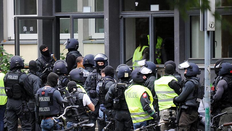 Amok-Alarm an einer Kölner Schule: Die Bilder. Amok-Alarm an einer Kölner Schule: Die Bilder.