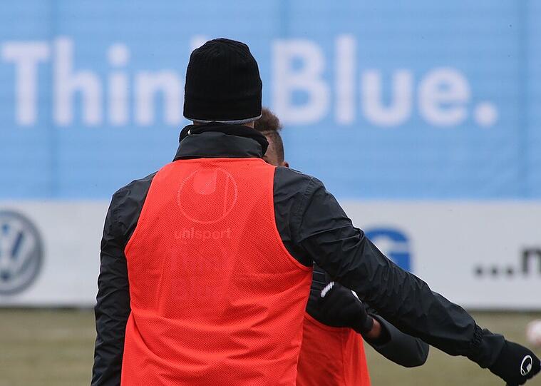Schon zuvor war Rubin Okotie (vorne) mit Martin Angha aneinander geraten. Kopf an Kopf hatten sie auf dem Trainingsplatz voreinander gestanden.