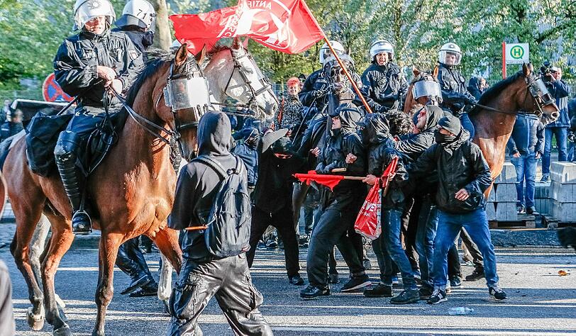 In Hamburg kam es bei zwei "revolutionären" Demonstrationen am Freitagabend zu Ausschreitungen. Die «Revolutionäre 1. Mai»-Demo in der Hansestadt stand unter dem Motto «Hamburg sieht rot»