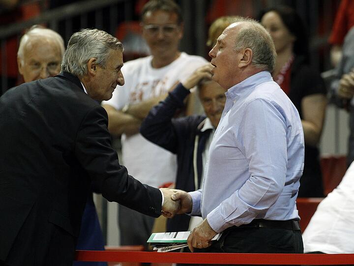 Edel-Fan Uli Hoeneß gab beim Playoffs-Auftakt im Audi Dome alles - die Bilder.
