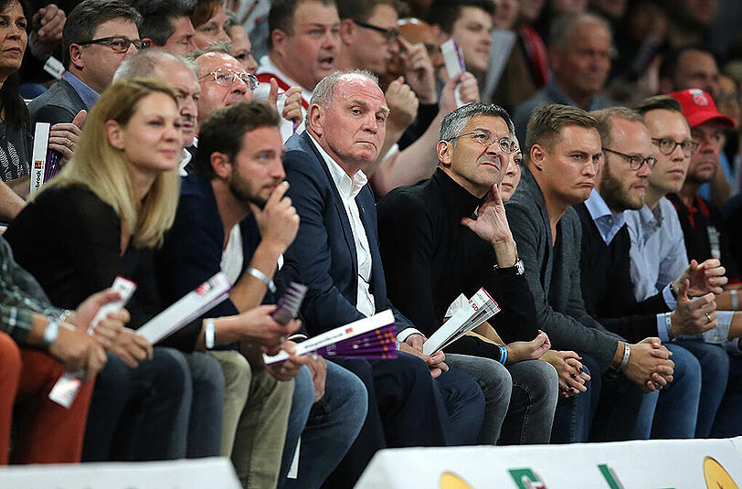 Hatte keinen Spaß am Spiel der Bayern-Basketballer: Uli Hoeneß (Mitte).