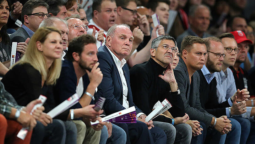 Hatte keinen Spaß am Spiel der Bayern-Basketballer: Uli Hoeneß (Mitte). Hatte keinen Spaß am Spiel der Bayern-Basketballer: Uli Hoeneß (Mitte).