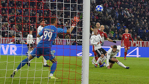 Sehenswerter Auftakt: Arjen Robben schlenzt die Kugel zum 1:0 für den FC Bayern in die Maschen.