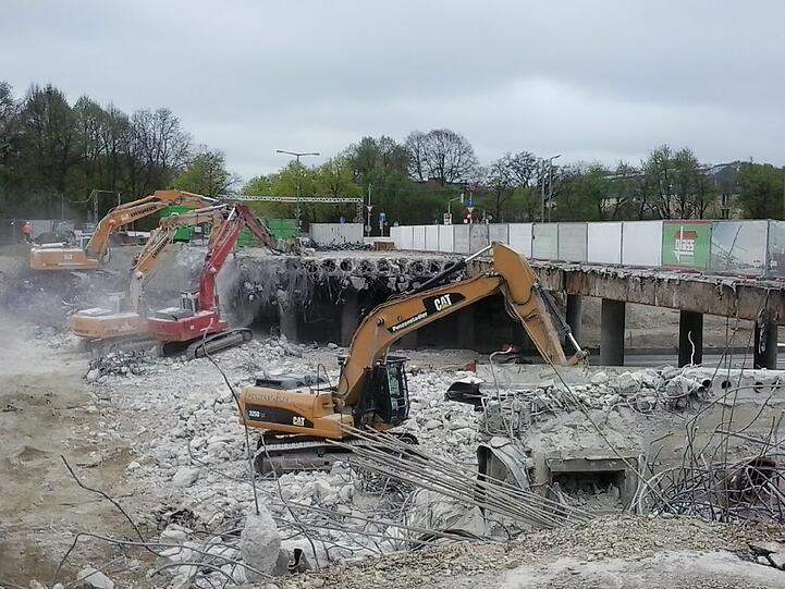 Großbaustelle: Die Brücke der Westendstraße über die A 96 wird zur Hälfte abgerissen - und die Autobahn ist gesperrt.
