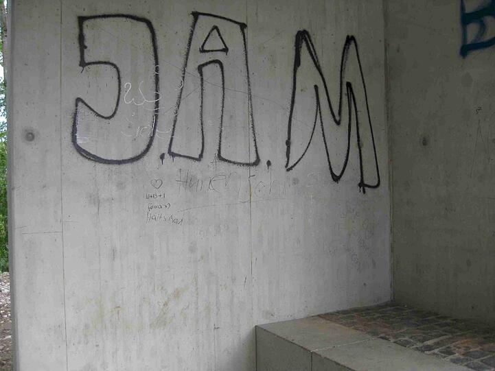 "Große Flächen und auch der Betonunterstand sind bereits jetzt &ndash; kurz nach der Einweihung &ndash; durch Sprayer verunreinigt", hat Adolf Thurner an der Kaflerstraße festgestellt.