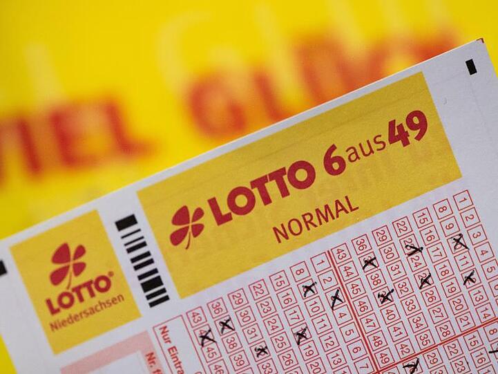 Ein Lottoschein mit der Aufschrift "Lotto 6 aus 49" ist vor einem Schriftzug "Viel Glück" zu sehen. Foto: Swen Pförtner/dpa/Archivbild