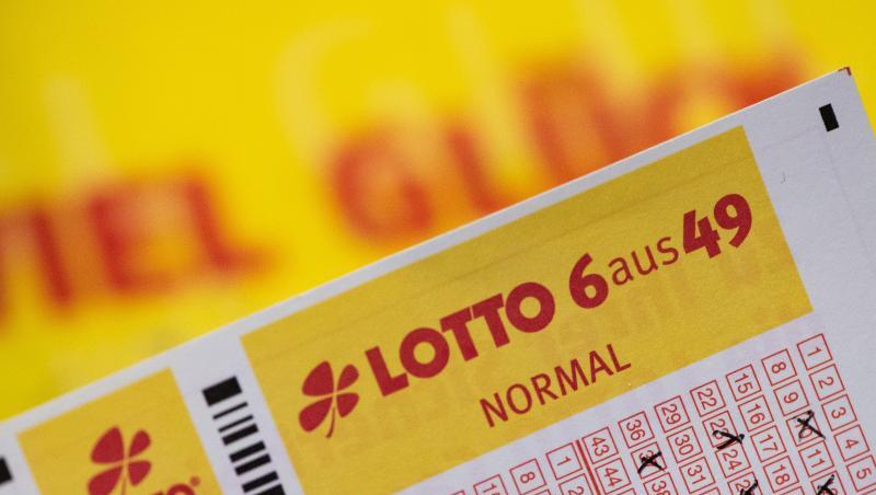 Ein Lottoschein mit der Aufschrift "Lotto 6 aus 49" ist vor einem Schriftzug "Viel Glück" zu sehen. Foto: Swen Pförtner/dpa/Archivbild Ein Lottoschein mit der Aufschrift "Lotto 6 aus 49" ist vor einem Schriftzug "Viel Glück" zu sehen. Foto: Swen Pförtner/dpa/Archivbild