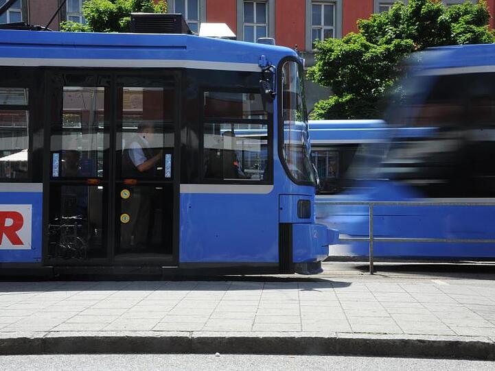 Eine Trambahn fährt am Münchner Hauptbahnhof auf eine andere Trambahn zu. Foto: Fabian Nitschmann/Archivbild