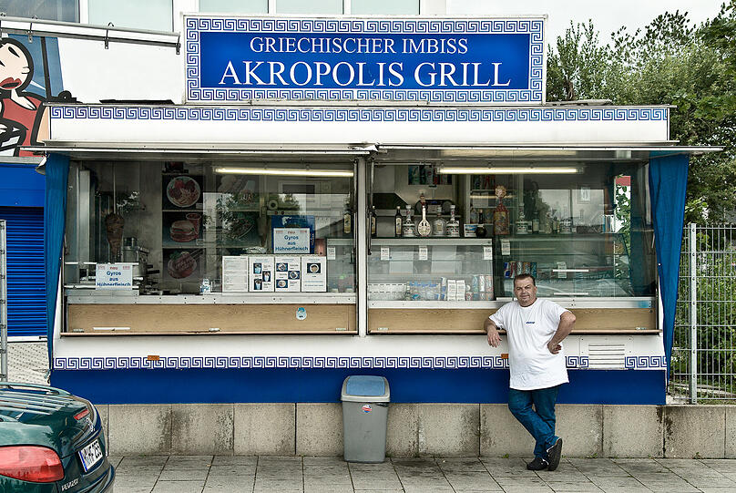 Griechisches Meerblau, schnörkeliges Mäander-Muster, Gyros vom Spieß - beim "Akropolis Grill" kann man 2008 vor lauter Hellasgefühl fast vergessen, dass man auf einem Parkplatz im Untersendlinger Gewerbegebiet steht.