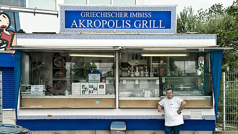 Griechisches Meerblau, schnörkeliges Mäander-Muster, Gyros vom Spieß – beim "Akropolis Grill" kann man 2008 vor lauter Hellasgefühl fast vergessen, dass man auf einem Parkplatz im Untersendlinger Gewerbegebiet steht.