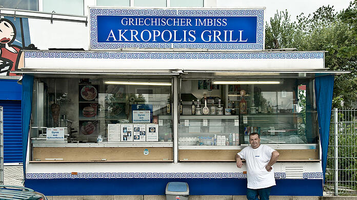 Griechisches Meerblau, schnörkeliges Mäander-Muster, Gyros vom Spieß – beim "Akropolis Grill" kann man 2008 vor lauter Hellasgefühl fast vergessen, dass man auf einem Parkplatz im Untersendlinger Gewerbegebiet steht.