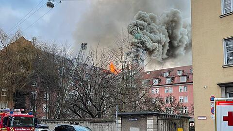 Flammen und dicker Rauch sind über dem Vincentinum zu sehen.