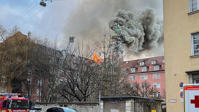 Flammen und dicker Rauch sind über dem Vincentinum zu sehen.