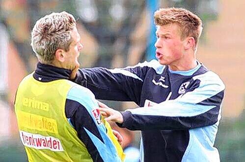 Eine Rangelei mit Folgen: Torben Pourie im Trainingsduell mit Torben Hoffmann.