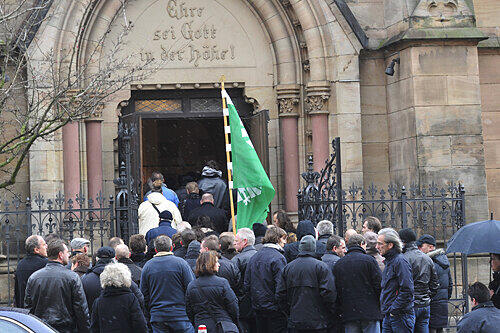 Viele Menschen nahmen Abschied von Klaus B. in der Paulskirche in Fürth &ndash; darunter auch Vereinskameraden der DJK Fürth (Fahne), wo er in der Alt-Herren-Fußballmannschaft kickte.