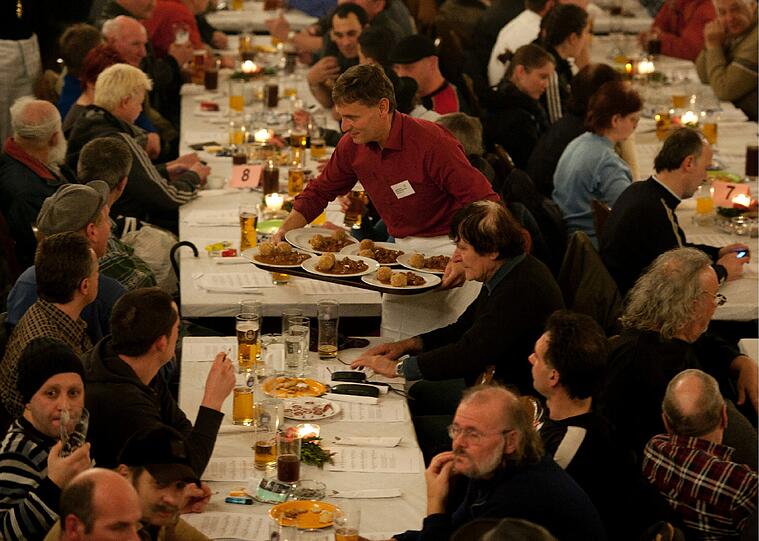 Fast 1.000 Bedürftige und Obdachlose feierten Heiligabend im Hofbräuhaus. Der Männerfürsorgeverein hatte zu der Feier mit Gulasch, Knödeln und Stollen geladen.