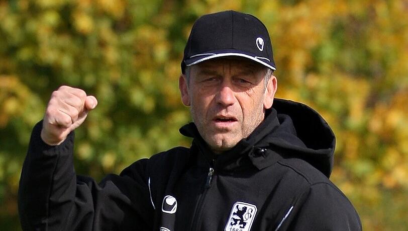 1860-Sportdirektor Hinterberger hat sich im exklusiven AZ-Video-Interview zu seiner Vertragsverlängerung, dem Cottbus-Spiel und den Saisonzielen geäußert. 1860-Sportdirektor Hinterberger hat sich im exklusiven AZ-Video-Interview zu seiner Vertragsverlängerung, dem Cottbus-Spiel und den Saisonzielen geäußert.