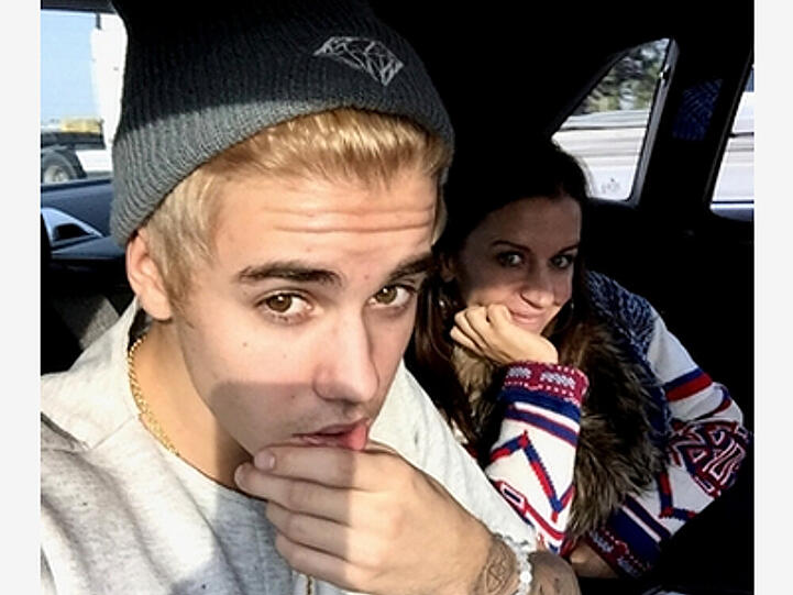 Justin Bieber auf einem Selfie mit seiner Mutter