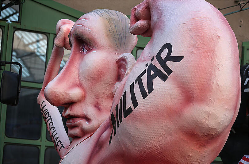 Düsseldorf: Der Motivwagen "Putin zeigt Muskeln".