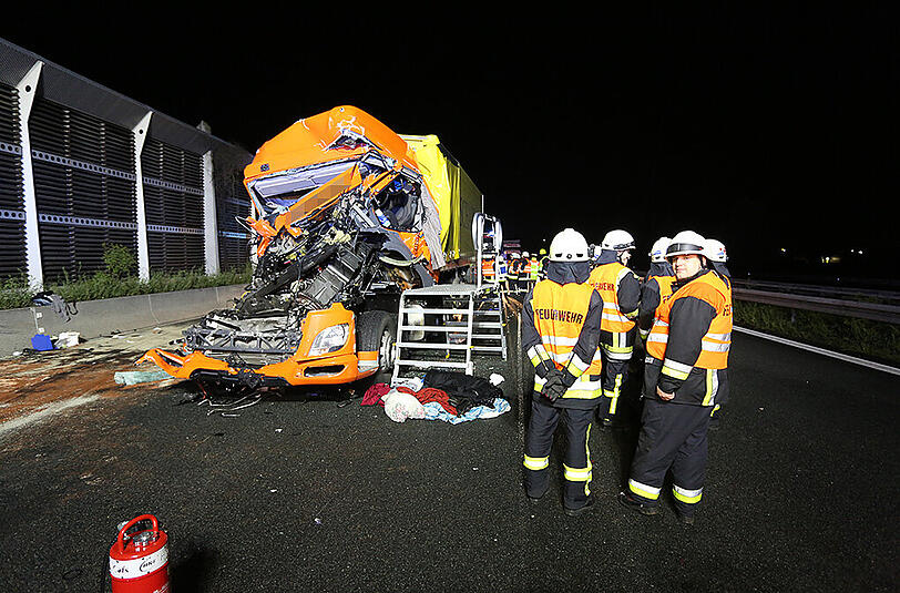 An einer Baustelle auf der A9 hat sich in der Nacht auf Mittwoch ein schwerer LKW-Unfall ereignet.