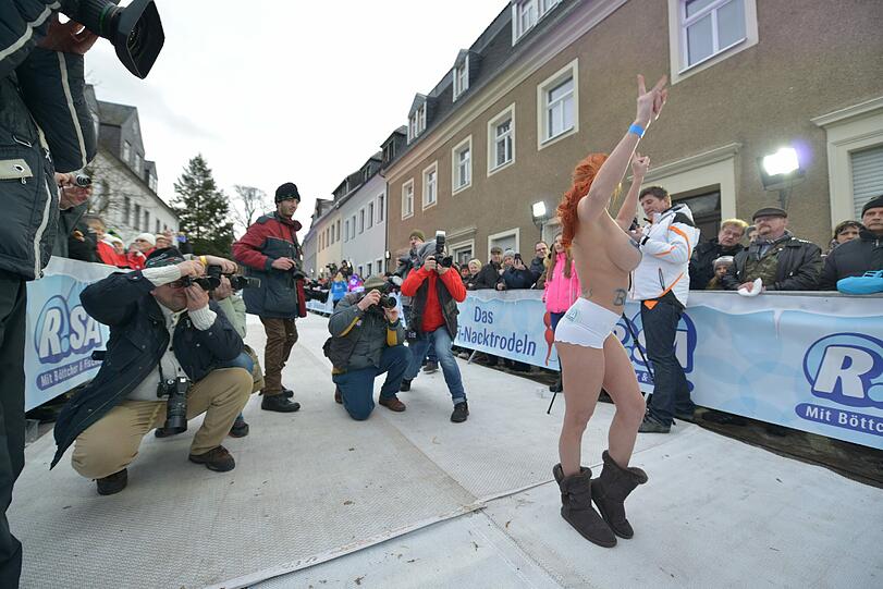 Beim Nacktrodeln 2016 in Schlettau bewies Busenwunder Bettie Ballhaus, dass sie nicht nur auf Zeitungscovern, sondern auch im Rodelreifen eine gute Figur macht.