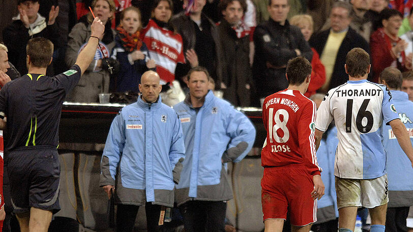 Zur Frustbewältigung senste Markus Thorandt wenige Sekunden später den ungeliebten Ribéry auf Höhe des Mittelkreises rüde um - und wurde auch mit Gelb-Rot vom Platz gestellt.
