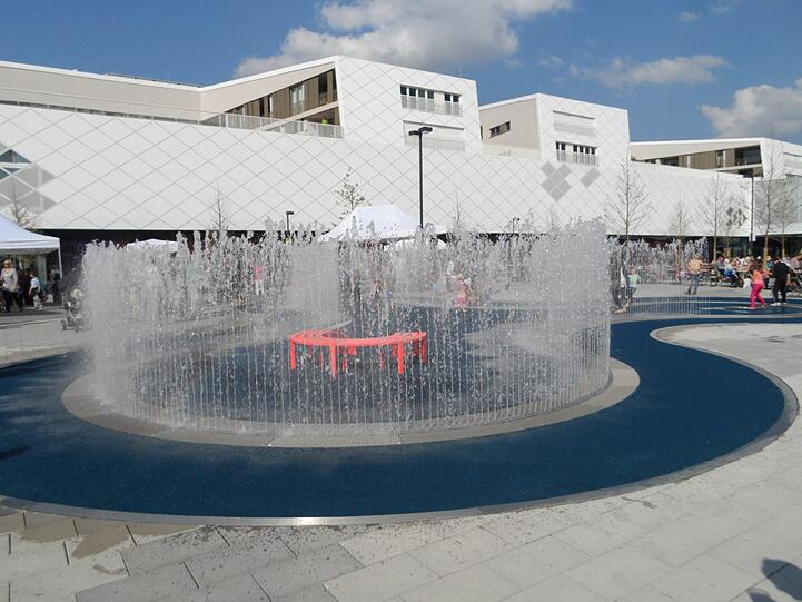 Feucht-fröhliche Brunnen-Eröffnung an den Pasing Arcaden: Vor allem die Kinder hatten einen Riesenspaß - aber auch Erwachsene und sogar Hunde waren angetan.