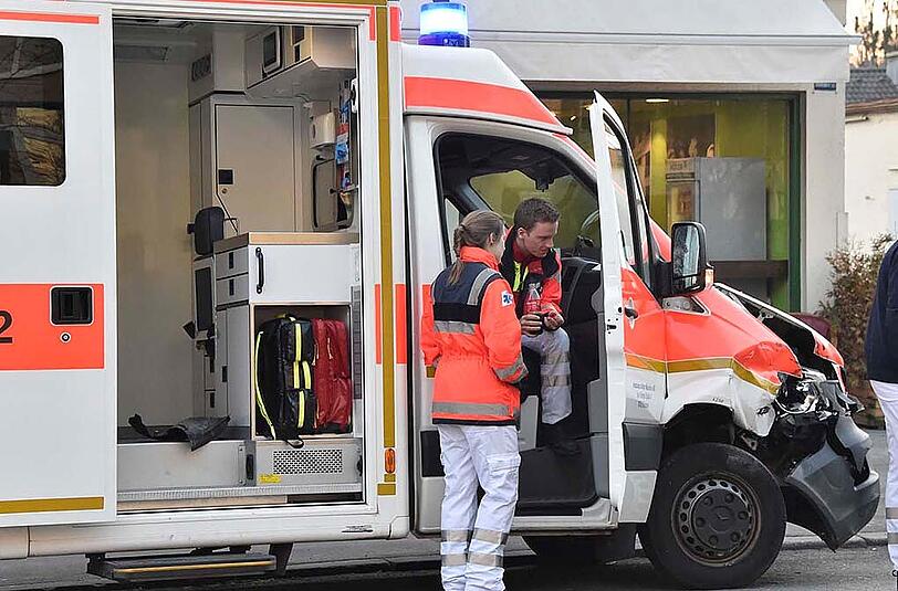 Bilder vom Verkehrsunfall auf der Ottobrunner Straße. Ein Pkw ist am Donnerstag mit einem Rettungswagen zusammengestoßen.