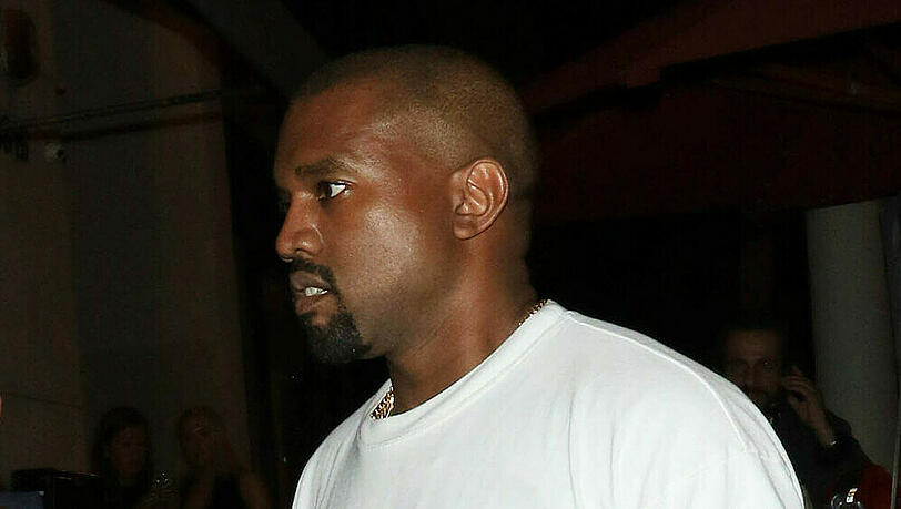 Rapper Kanye West hat sich zu seinem tränenreichen Auftritt in Charleston zu Wort gemeldet. Rapper Kanye West hat sich zu seinem tränenreichen Auftritt in Charleston zu Wort gemeldet.