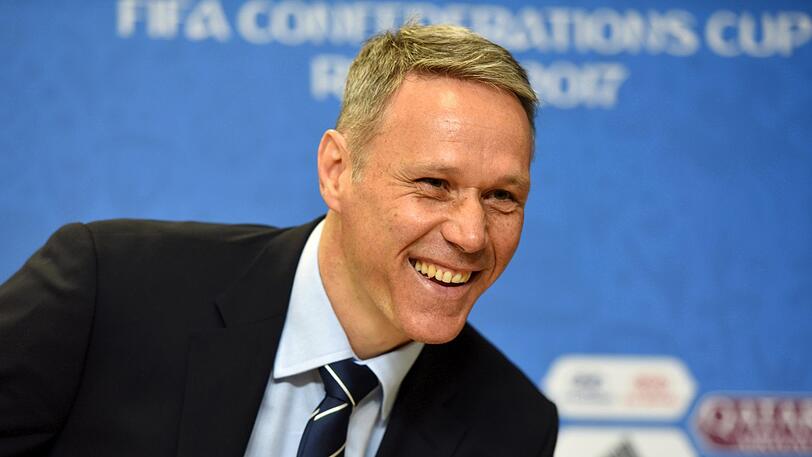 Marco van Basten entschuldigt sich später.
