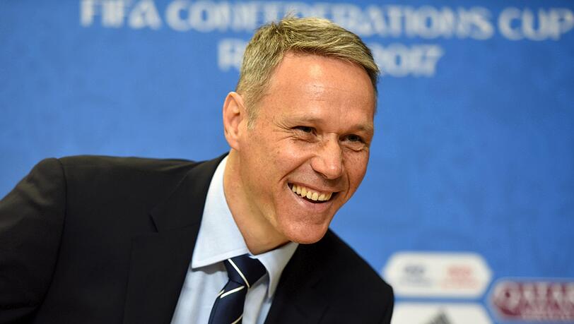 Marco van Basten entschuldigt sich später. Marco van Basten entschuldigt sich später.