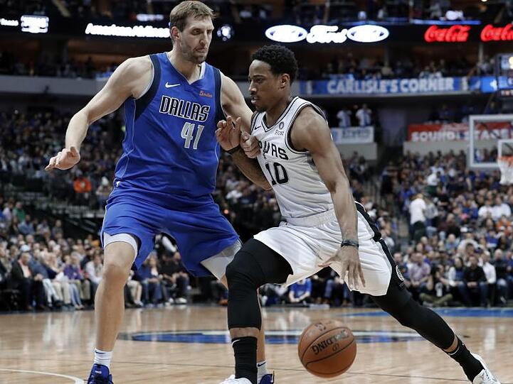 Dirk Nowitzki (l) verteidigt gegen Dorian Finney-Smith von den San Antonio Spurs.