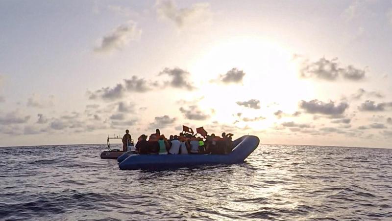 Das von der Seenotrettungsorganisation Sea-Eye herausgegebene Foto vom Mittwoch zeigt Seenotretter der "Alan Kurdi" vor einem Schlauchboot voller Flüchtlinge. Das von der Seenotrettungsorganisation Sea-Eye herausgegebene Foto vom Mittwoch zeigt Seenotretter der "Alan Kurdi" vor einem Schlauchboot voller Flüchtlinge.