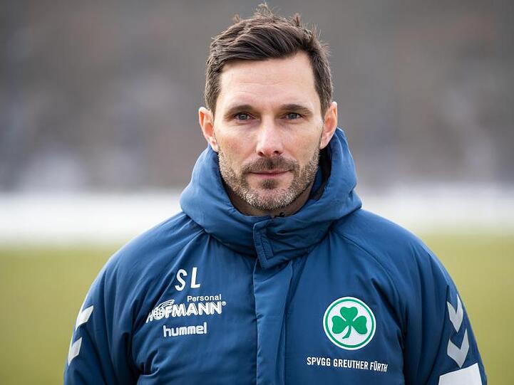 Der neue Trainer Stefan Leitl steht bei einem Training auf dem Rasen. Foto: Daniel Karmann