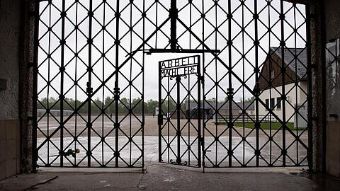 Ob der Betonpfeiler wirklich von dem Gelände stammt, ist unklar. Theoretisch sei das möglich, sagte der Leiter der KZ-Gedenkstätte, Christoph Thonfeld.