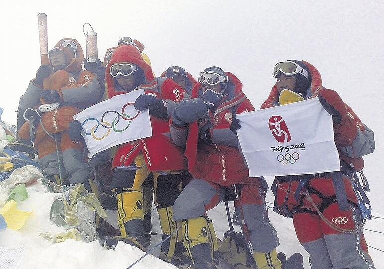 Den chinesischen und tibetischen Bergsteigern mit der olympischen Fackel auf dem Mount Everest.