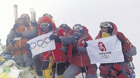 Den chinesischen und tibetischen Bergsteigern mit der olympischen Fackel auf dem Mount Everest.